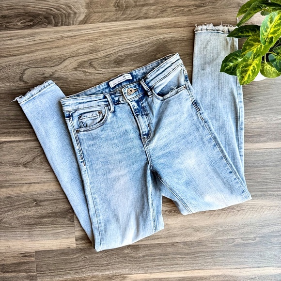 STRADIVARIUS Regular High Waist Jeans Distressed Acid Wash 5-pocket Size USA 6 - Picture 2 of 12